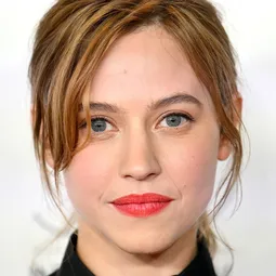 露德拉阿格 飾演 Claire