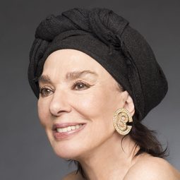 嘉絲娜波希絲 飾演 María