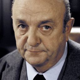 Bernard Blier 飾演 Opat Žoržel