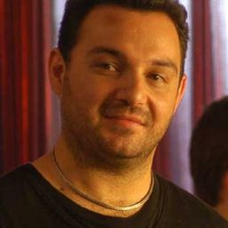 Diego París 飾演 Ezquertia