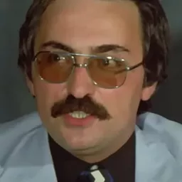 Ihsan Bilsev - Çinliler Geliyor演員 飾演Otelci