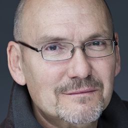 Roger Álvarez - 旅途中的成長演員 飾演Padre Apellániz