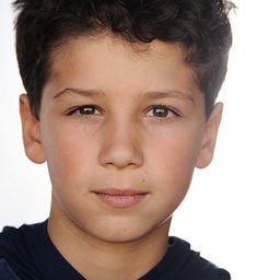 Nico Christou 飾演 Oliver