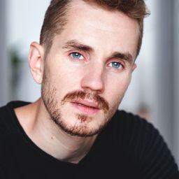 Olivier Thouret 飾演 Teddy