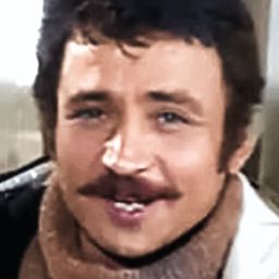 Ajlan Aktuğ 飾演 Enişte