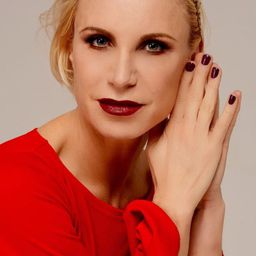 Nadja Michael 飾演 Judith