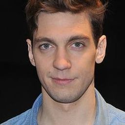 Kamil Szeptycki 飾演 Krystian 'Kris' Kosecki