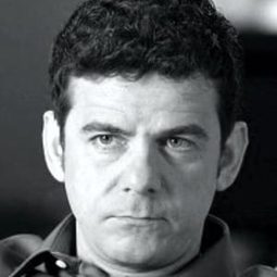 Vlad Zamfirescu 飾演 Robert