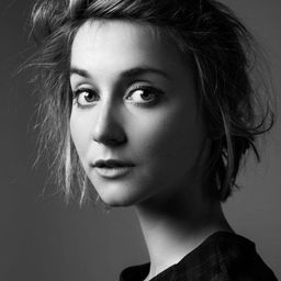 Julia Akkermans 飾演 Elisabeth de Vries