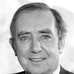 Hans Clarin 飾演 Narrator (voice)