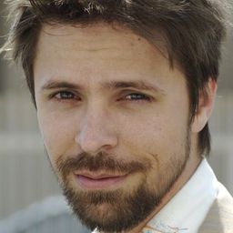 Brett Jacobsen 飾演 Scott Holland