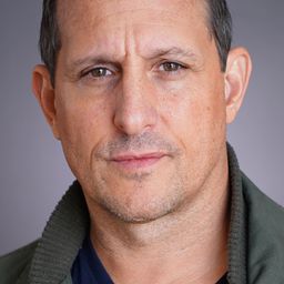 Kenny Johnston 飾演 Mark