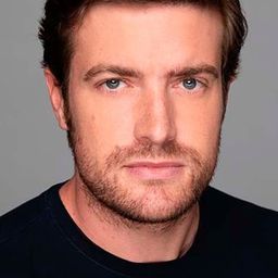 Raúl Mérida 飾演 Felipe I de Castilla