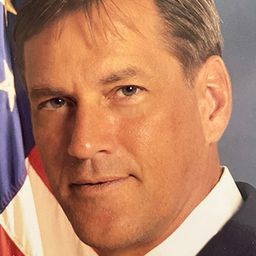 Michael Bill McMurray 飾演 Self - Retired FBI Agent: International Corruption Squad