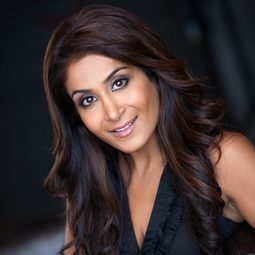 Karen Khunkhun - 甜蜜聖誕節演員 飾演Female Reporter