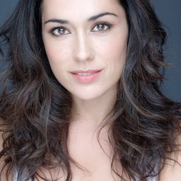 Eva Marciel 飾演 Alicia