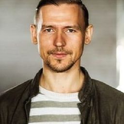 Ivan Kotik 飾演 Victor