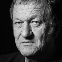 John Benfield 飾演 Captain Axel