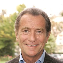 William Leymergie 飾演 la voix de la radio Autoroute info