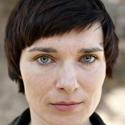 Kathrin Wehlisch 飾演 Janette