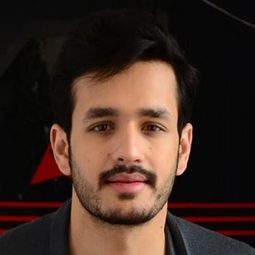 阿基爾·阿基耐尼 飾演 Harsha