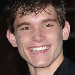 Stephan Bender 飾演 Nathan Davies