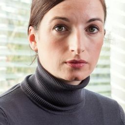 梅蘭妮·富榭 飾演 Inés Baier