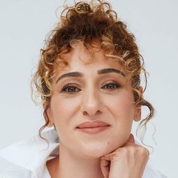 德婭·卡拉達斯 - 隔離過除夕演員 飾演Şükran